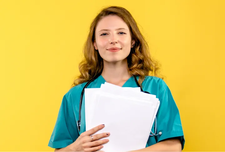Медсестра с документами